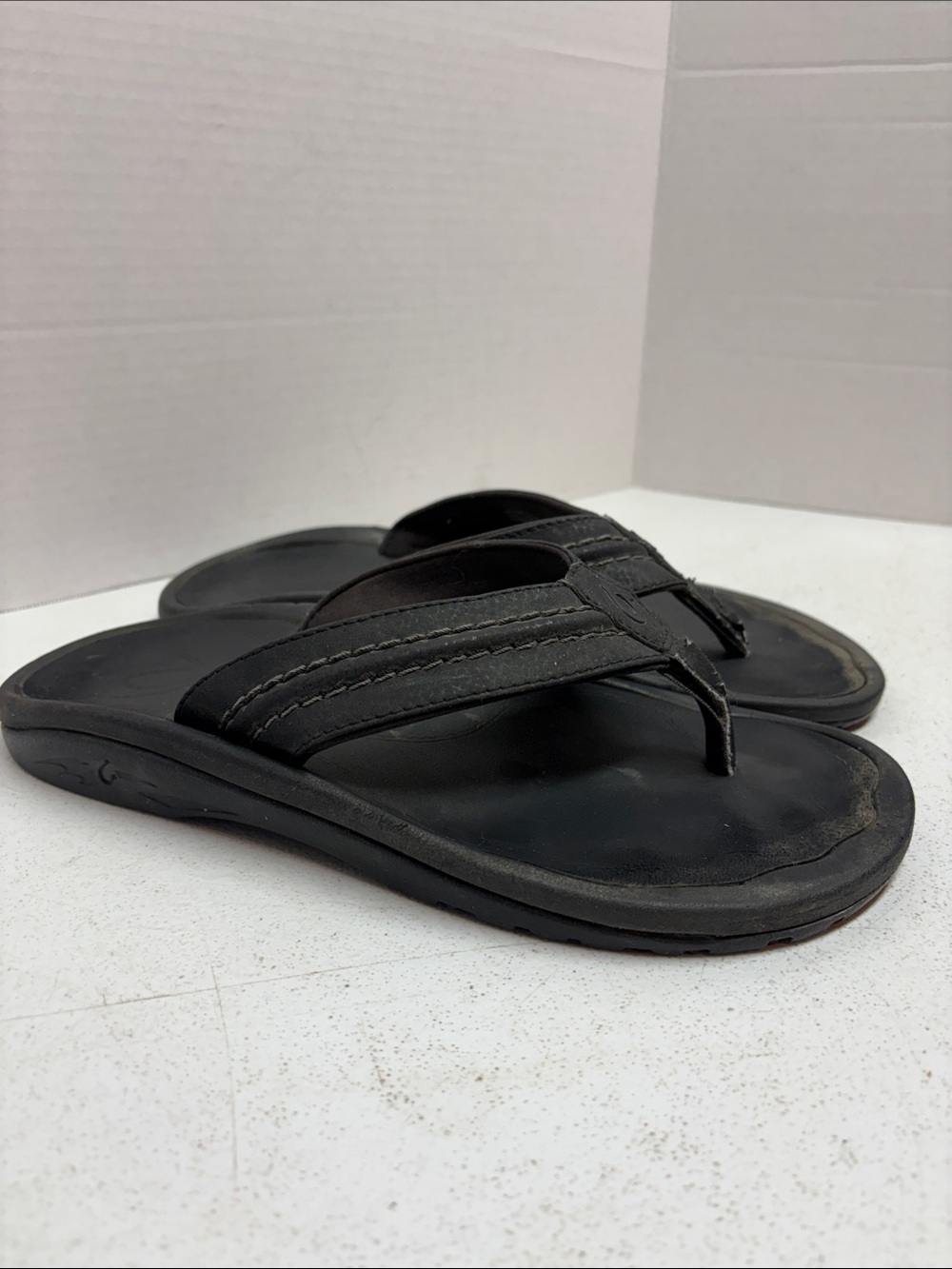 OluKai Men's Black Leather Thong Sandals